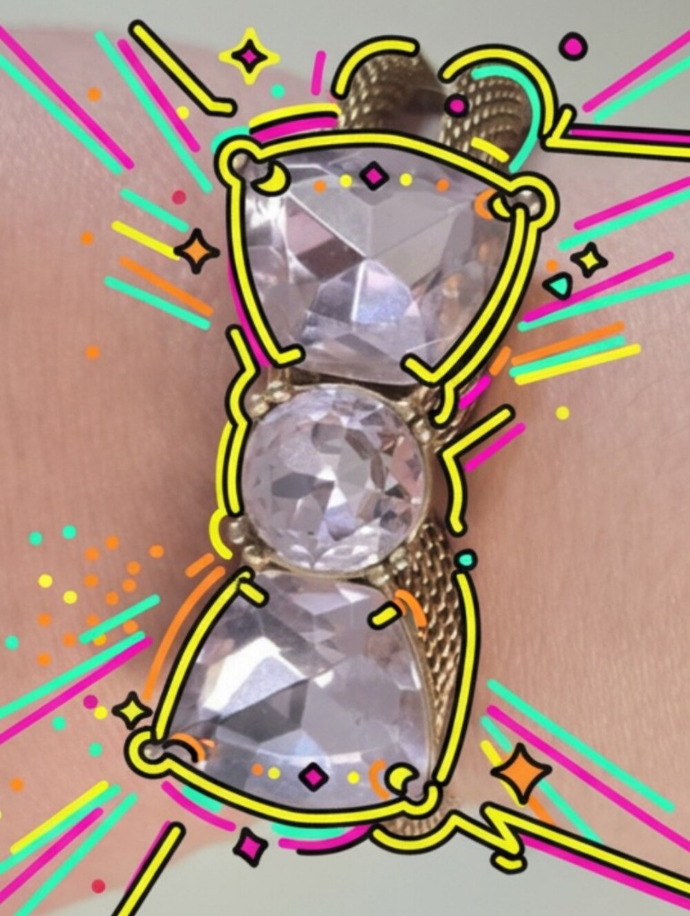🎀 VTG Betsey Johnson Chunky Gold Tone Cuff Pink Bow Bangle Hinge Closure🎀